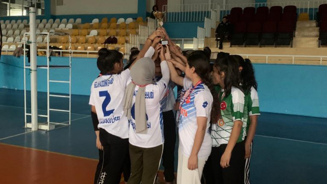 Okul sporları liseler arası genç kız ve genç erkekler voleybol turnuvası yapıldı.