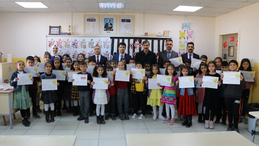 İlçe Kaymakamımız Sayın Emrah UZUN'un katılımıyla Şehit Mustafa Katırlı İlkokulu karne merasimi gerçekleştirildi.
